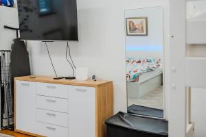 Televízia a/alebo spoločenská miestnosť v ubytovaní Work and Play Apartment