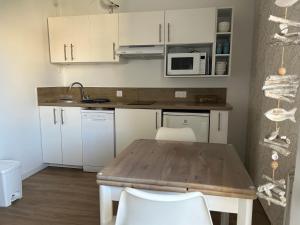 Photo de la galerie de l'établissement FREJUS PLAGE, 30 mètres de la plage, WIFI, tout à pieds !, à Fréjus