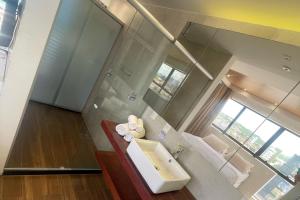Um banheiro em Reserva Madero Loft Natal Hotel