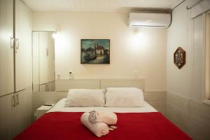 a bedroom with a bed with towels on it at Bouganville Suites in Angra dos Reis +11 photos