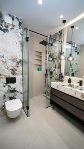 特罗吉尔Luxury Villa Trogir Hills的带淋浴、马桶和水槽的浴室