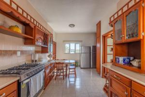 cocina con fogones y mesa. en Quinta Nayarit con alberca privada, en Bucerías