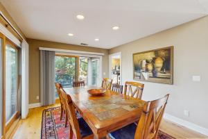 ein Esszimmer mit einem Holztisch und Stühlen in der Unterkunft Tupelo Cottage in Hilton Head Island