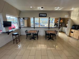 Kuchyň nebo kuchyňský kout v ubytování University Inn and Suites Eugene