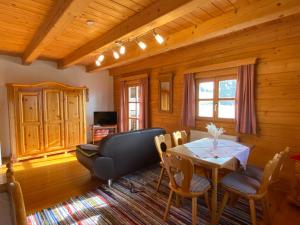 a living room with a table and a couch at Berg-Panorama-Ferienwohnungen Gut-Lichtenau in Hauzenberg