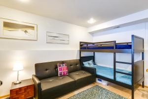 sala de estar con sofá y literas en Spacious Frisco Retreat with Private Hot Tub!, en Frisco
