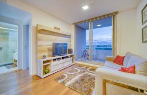 TV a/nebo společenská místnost v ubytování Vivelite SkyTower 702