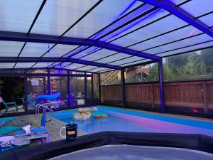 Bazén v ubytování Gîte du Silo Epi de Maïs Piscine et SPA nebo v jeho okolí