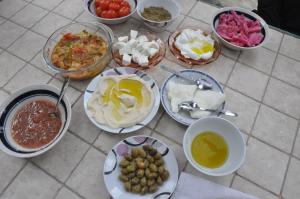 Makanan di atau berdekatan rumah tamu ini