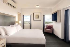 Postel nebo postele na pokoji v ubytování Courtyard by Marriott Darwin