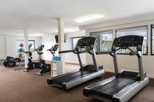 Fitness centrum a/nebo fitness zařízení v ubytování Courtyard by Marriott Darwin