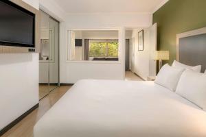 Postel nebo postele na pokoji v ubytování Courtyard by Marriott Darwin