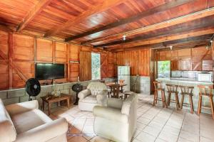 Un televizor și/sau centru de divertisment la Gamboa Cabin - Delightful Couples Vacation Cabin