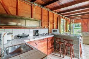 O bucătărie sau chicinetă la Gamboa Cabin - Delightful Couples Vacation Cabin +15 fotografii