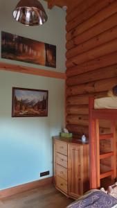 Postel nebo postele na pokoji v ubytování Ranči v Buši - pokoj ve srubu