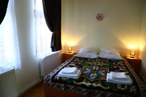 um quarto com uma cama com toalhas em Pensiunea Moara Lu Antone em Orăştioara de Sus