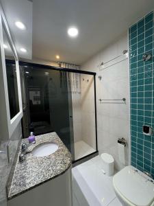 Un baño con lavabo, ducha e inodoro. en Aconchego Constante, en Río de Janeiro