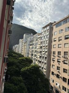 un grupo de edificios con una montaña en el fondo en Aconchego Constante, en Río de Janeiro 6 fotos más
