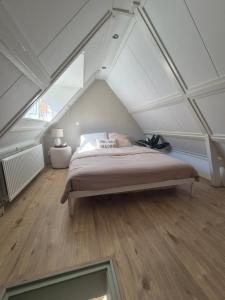 1 dormitorio con 1 cama en el ático en Vlier aan zee, en Katwijk aan Zee