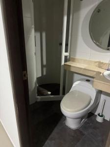 a bathroom with a white toilet and a sink at APARTIESTUDIO AMOBLADO SOTOMAYOR ALQUILER RENTA HOUSe in Bucaramanga