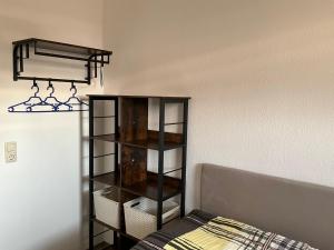 ein Schlafzimmer mit einem Bücherregal neben einem Bett in der Unterkunft Ferienwohnung Mara in Steinhude + 6 Fotos