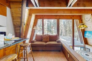 Posezení v ubytování Retro Family Gathering Home in Tahoe Donner