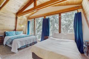 Postel nebo postele na pokoji v ubytování Retro Family Gathering Home in Tahoe Donner