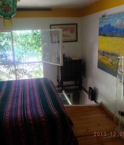 un dormitorio con una cama y una ventana en casa de rio en bajo san isidro, en San Isidro