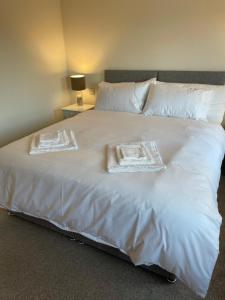 Rúm í herbergi á Switha - Luxury home in Stromness, Orkney with outstanding views