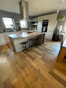 Eldhús eða eldhúskrókur á Switha - Luxury home in Stromness, Orkney with outstanding views