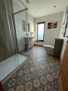 Baðherbergi á Switha - Luxury home in Stromness, Orkney with outstanding views +25 myndir