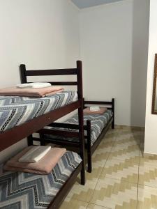 - deux lits superposés dans une chambre dans l'établissement Pousada Bom Pastor, à Cachoeira Paulista