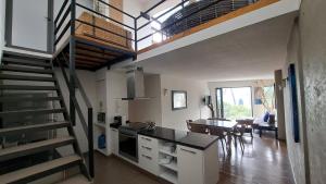 メキシコシティにあるCondominio Villalongin 196のキッチン、リビングルーム(螺旋階段付)