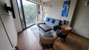 メキシコシティにあるCondominio Villalongin 196のソファとテーブルと椅子のあるリビングルーム