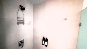 メキシコシティにあるCondominio Villalongin 196の壁に2本のボトルが置かれたシャワー付きのバスルーム +27枚の写真
