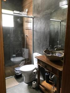 un bagno con lavandino, WC e doccia di Casa Casoli - Perfeita para família e amigos a Bueno Brandão Altre 27 foto