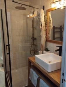 une salle de bains avec un lavabo blanc et une douche dans l'établissement Cabanon dans la calanque de la Vesse, à Le Rove