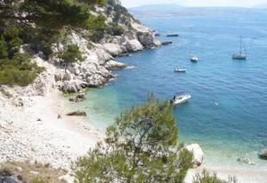 une plage avec des bateaux dans l'eau à côté d'une montagne dans l'établissement Cabanon dans la calanque de la Vesse, à Le Rove 23 autres photos