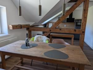 Winzervilla Kammerhof - 3x stilvolle & geräumige FeWos mit Moselblick, 2-12 Gäste buchbar, direkt am Moselradweg في برونبيبيرغ: غرفة طعام مع طاولة ودور علوي