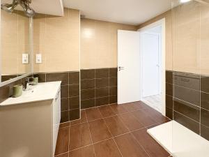 カンデレダにあるChillaHomes 203のバスルーム(洗面台、トイレ、ドア付) +42枚の写真