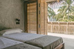 Ένα ή περισσότερα κρεβάτια σε δωμάτιο στο Lapoint Surf Camp Sri Lanka - Ahangama