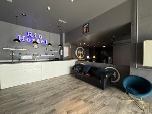a waiting room with a couch and a bar at Rio Hostel in Madrid