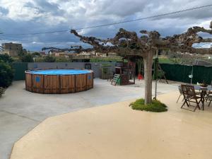 Bazén v ubytovaní Casa Enric , con zona infantil, piscina y parking privado alebo v jeho blízkosti