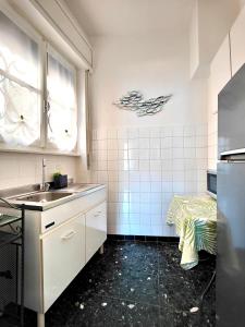 A kitchen or kitchenette at Residenza Il Gabbiano 2 - panoramic rooms