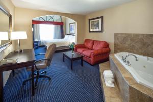 Posezení v ubytování Holiday Inn Express Hotel & Suites Edson by IHG