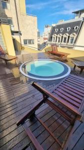 a pool on a deck with a table and chairs at Muy Hermoso Departamento en Recoleta in Buenos Aires