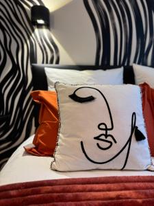 Ένα ή περισσότερα κρεβάτια σε δωμάτιο στο Suite romantique - Jolies Courbes