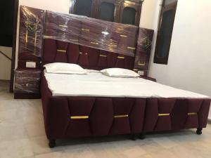 Rúm í herbergi á Hotel Guru ji residency