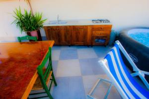 Posezení v ubytování Old Style by the sea, roof terrace with heated pool, outdoor kitchen, Ladispoli