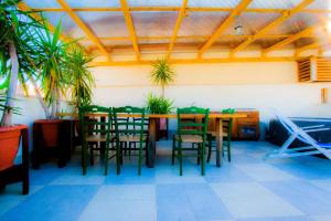 Restaurace v ubytování Old Style by the sea, roof terrace with heated pool, outdoor kitchen, Ladispoli